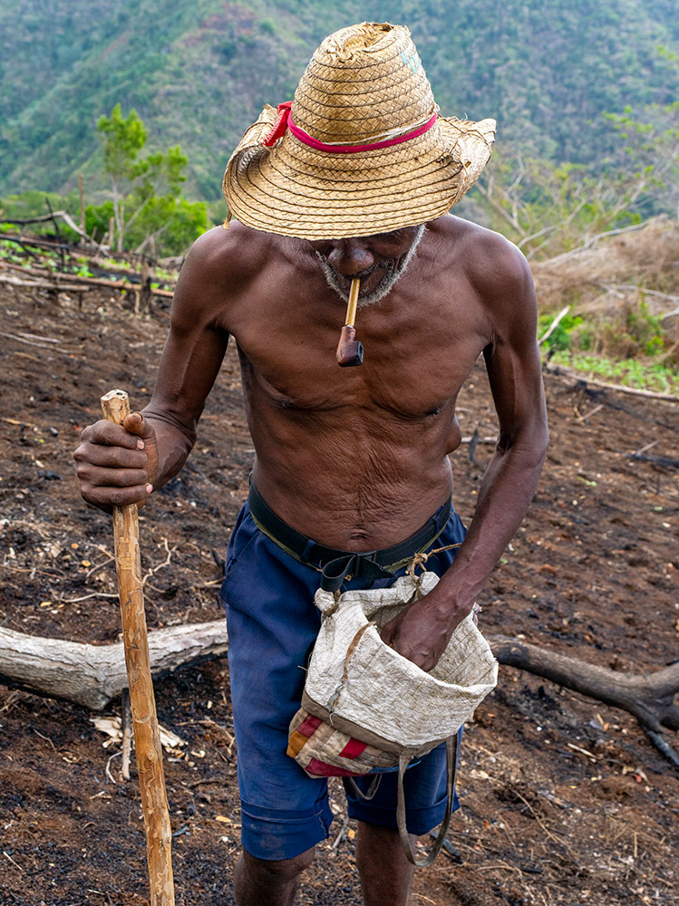 ac2504-cu-bruja-423-1